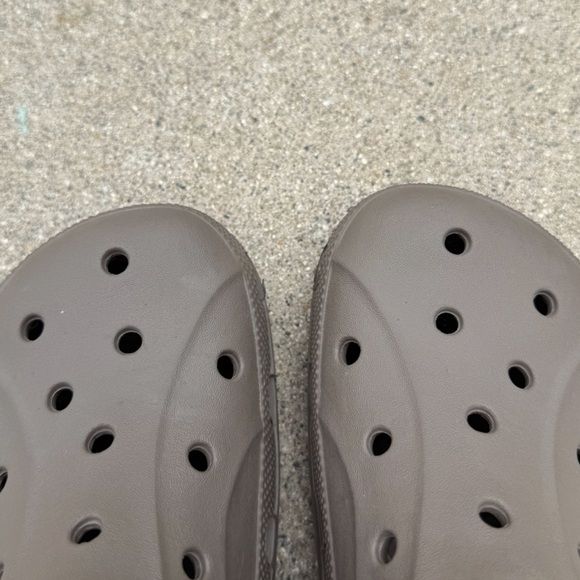 Crocs women’s clogs taupe size 9 preloved summer park beach pool vacation casual - Picture 4 of 5